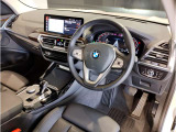 ◆ドライバーに向けて角度がつけられたインパネや人間工学に基づいて配置された各スイッチ類など、BMWのインテリアはドライバー優先に設計されています◆