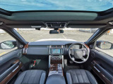 ムダのないインテリアデザインは運転席にお座りいただくと、上質なレザーシートがお客様を包み込みます。ステアリングも握りやすい設計になっておりますのでとっさのハンドル操作も可能です。