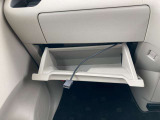 助手席側には1つの収納があり使い勝手も良好です!HDMIも対応してるので動画も車内で見れます