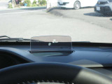 ヘッドアップディスプレイ!運転席前方のダッシュボード上に、車速、シフト位置や警告などを表示。ドライバーの視線上に必要な情報表示ができるので、視線移動や焦点調節が少なくな、安全運転に役立ちます。