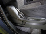 運転席の前後上下傾き用のラチェットレバーがありますので、座席の位置を自由自在に調整できます!