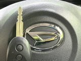 【キーレス】少し離れた場所からでもボタン一つでドアの開錠・施錠ができるのでとっても便利!ドアの鍵穴周りに傷をつけることもありません♪