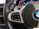 【ドライバーコックピット】人間工学に基づきドライバー中心にすべての操作パネルを設計。ドライバーが直感的に操作できる様にドライバー側にわずかに傾斜。常に運転に最適な姿勢/視線を保つ事が出来ます!