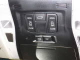 運転席助手席からも操作できる両側電動パワースライドドア、パワーバックドアの各スイッチ