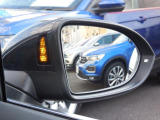 レーンチェンジアシストシステム(Side Assist Plus)は死角となる後方側面に車両を検知した際にドライバーが方向指示器を操作するとドアミラーのインジケーターがオレンジに点灯し注意を促します。