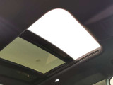 【スライディングパノラミックルーフ】 英国は偏西風の影響もあり曇りが多いことが多く少しでも光を車内に取り込むスライディングパノラミックルーフは人気装備です。