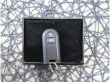 【付属品】キーをバッグやポケットに入れたままでもドアロックの開閉が出来るほか、プッシュボタンでエンジン始動が可能です。