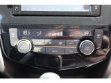 オートエアコンは運転席/助手席独立温度調節機能付きです。