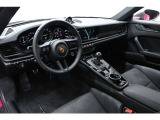 「911カレラT」は後席と遮音材を取り払い、車高を10mm低め、7段のマニュアルギアボックスを標準装備とした、911カレラのスポーティーバージョンです。