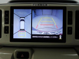 パノラマモニター: 運転席から見えにくい車の周囲をカメラの映像を通して確認できます。車を真上から見たような映像と後方映像の二画面で表示。ガイドラインが表示されるので障害物までの距離もわかりやすいです。