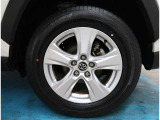 【タイヤ・ホイール】タイヤサイズ225/65R17の純正アルミホイールです。タイヤ溝は約8mmになります。