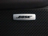 BOSEサウンドシステムを搭載。「良い音を出す」ではなく、その車種のごとに特徴を計算(車種専用設計)し、「反響音」を作り出すことによってどの座席でも自分中心で音が聴こえ、「心地よい空間」を作り出します。