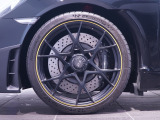 20インチ GT4RS専用のアルミ鍛造ホイールにブラック塗装の6potキャリパーが装着されております。