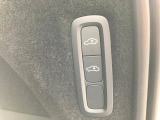 【電子制御リア・エアサスペンション】ボタンを押してドライブモードを選択すれば、電子制御ショックアブソーバーが望み通りのドライビング特性を実現します。