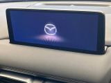 【マツダコネクト】車内の雰囲気にマッチした一体型タイプのディスプレイ。各種車輌設定やBluetooth再生等、様々な機能が楽しめます。専用SDカードのご購入で、ナビ機能も使用出来ます。