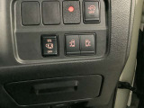 オートスライドドアの開閉がハンドル右下にあるこちらのスイッチで操作が出来ますので便利です。