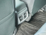 リア席専用のエアコン吹き出し口も装備されており、みんなで快適ドライブ!
