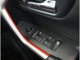 パワーウインドウスイッチは運転席からすべての窓の上下を操作することができます。