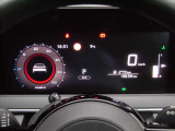 スピードメーターはデジタルで左側にモニターがあり車両情報の画像が映し出されます。