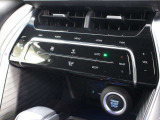 左右独立温度コントロールフルオートエアコン!運転席、助手席それぞれ独立して温度設定が可能です。ナノイーXも搭載され、室内空間は快適です。