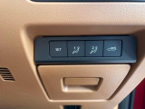 ハンドル右下の小物入れとシートメモリー。シート設定はいろいろと出来ますがこのボタンはシンプルにセットさっれた位置へ動きます。