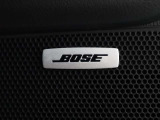 BOSEサウンドシステムを搭載。「良い音を出す」ではなく、その車種のごとに特徴を計算(車種専用設計)し、「反響音」を作り出すことによってどの座席でも自分中心で音が聴こえ、「心地よい空間」を作り出します。