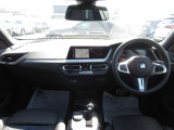 インパネ全体が運転席の方へ傾いているので操作しやすく直感でボタンを押せる配置に作られております。