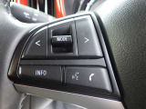 運転姿勢を崩さずに操作できるステアリングスイッチ。ハンドルから手を離すことなくオーディオ・通話機能など操作できるので安全運転につながります!