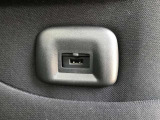 助手席のシートバックにUSBコンセントがあります。走行中にスマートフォンやタブレット端末を充電することができます。