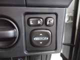 ボタンひとつでドアミラーが格納します、狭い駐車場等に止めた際や洗車機を利用する時に役立ちます。