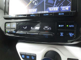 使いやすい位置に配置されたエアコンスイッチパネル。オートエアコンでいつも車内は快適な温度に保たれます。