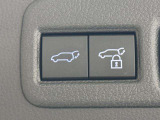 電動式バックドアなのでボタン一つで開け閉めできるので便利ですよ。 挟み込み防止機能も付いてるのでお子様の手や荷物を挟み込むのを防いでくれます。