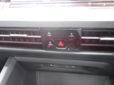 センターにはエアコンや安全装備の設定できるタッチパネルがございます。従来のボタンが一切なくスッキリとした車内になります。