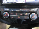 エアコン操作部。お好みの温度に設定して快適なドライブをお楽しみください。