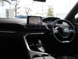 i-Cockpitは直感的操作のタッチスクリーン、小径ステアリング、カスタマイズ可能なヘッドアップデジタルディスプレイでスムーズなドライビングを可能にします。