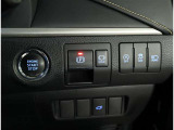 スマートキー付きです。スマートキーとは鍵を車に差し込まなくても、ドアノブを触ったりするだけで、ドアロックを解錠できます。これが凄く便利なんですよ。防盗性を高めるエンジンイモビライザーも標準装備です。