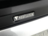 躍動するSUVスタイルに洗練された上質感をプラスするMODELLISTA製スポイラーが装着されています。