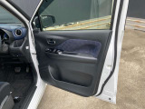 乗り降りで多く使用する運転席ドアですが、目立った傷や汚れもなく綺麗です!
