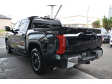 US TOYOTAと言ってもアメリカの車両、メッキバンパーがアメ車感をバッチリ演出しております、荷台ハッチの大きくかたどられたTUNDRAロゴもアメリカのピックアップ感をアピール