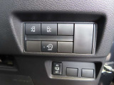 アイドリングストップのオフスイッチやオートスライドドアに関するスイッチが運転席右前部に装着されています。