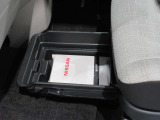 助手席の下にはアンダートレイを装備、普段使わない車検証等を収納するのに便利