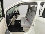 ドリンクホルダー・ドアポケット・シートアンダートレイなど、運転席まわりを中心に収納スペースが充実。