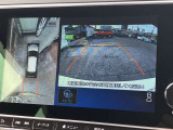 アラウンドビューモニター。上空から見下ろしているかのような映像をメーター内のディスプレイに映し出し、スムーズな駐車をサポートします。