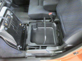 助手席のシート下に取り外し可能な小物入れが付いています。