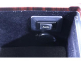 スマホやiPodを直接カーオーディオに接続できるAUXや、アクセサリーソケットを装備!車内にあると便利なアイテムのひとつですね
