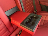 後席にも使いやすい位置にドリンクホルダーが用意されています。