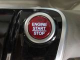 キーを回さず、ワンプッシュでエンジンのスタートストップが出来ます。ゲームやレーシングカーの感覚です。