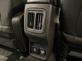 後部座席も電源が取れるので、長距離でのドライブやレジャーでも便利です。