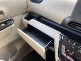 助手席側カップホルダー、インストスライドBOXが付いてます.BOXテッシュの小さいタイプのものが入ります.シートの上や、床に置かなくてもここに収納下さい.