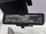 スマート・ルームミラーは、車両後方のカメラ映像をミラー面に映し出すので、同乗者や荷室の車内状況に影響されず後方視界が得られます。